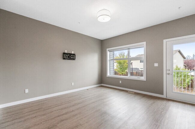 Photo - 1631 Hammond Cres NW Unit 15