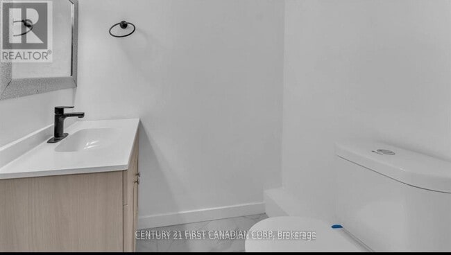 Photo - 413 Main St S