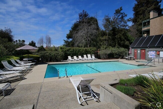 Building Photo - Prime Central Location / Available NOW!!! Rental