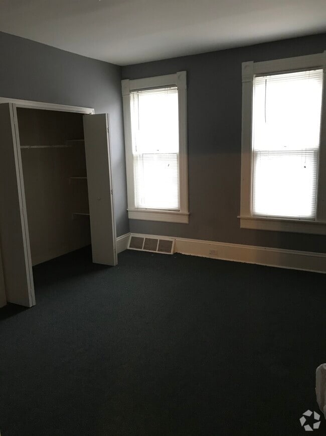 Building Photo - 2477 N Oakland Ave Unit Lower Rental