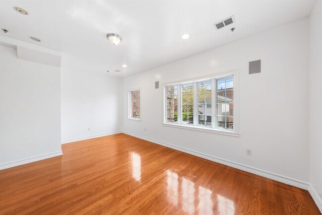 Photo - 239 Baldwin Ave Unit 2