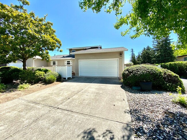 Building Photo - Beautifully Renovated Napa Townhome in Pri...