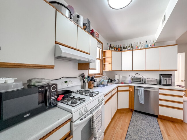 Photo - 1422 W Henderson St Unit J05P