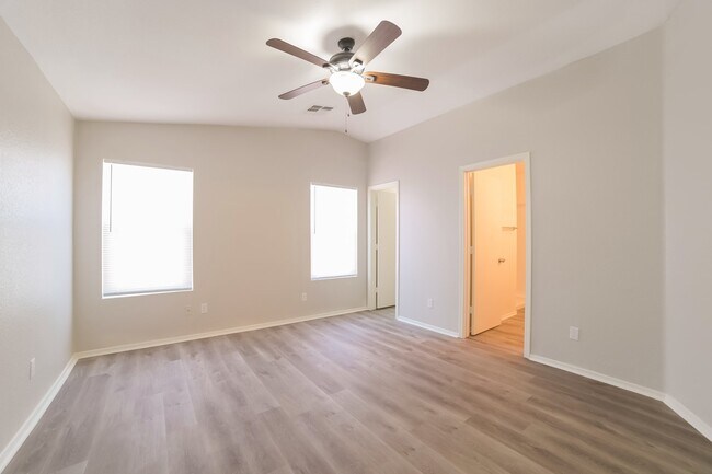 Photo - 802 E Roberts Ave