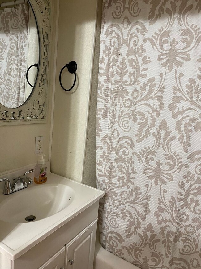 Photo - Upstairs One Bedroom Unit Unidad 261 1/2 Upstairs