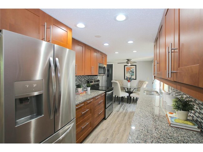 Photo - 2320 Jonquil Ln N