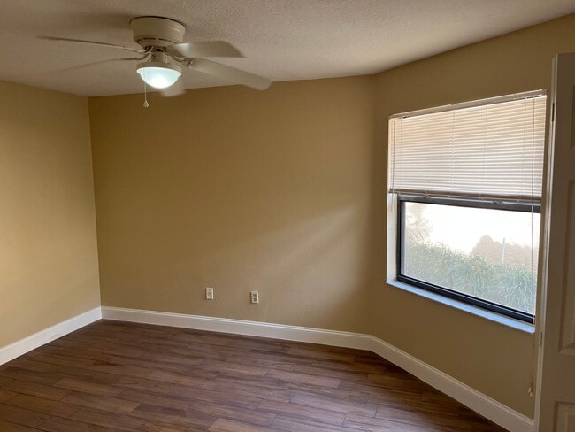 Building Photo - Spacious 3/3 home in Highlands