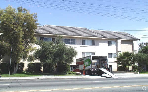 Photo - 16033-16037 Vanowen St