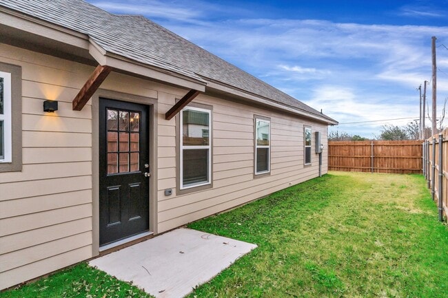 Photo - 404 Lake View St