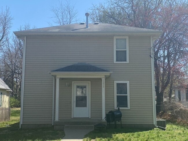 Photo - 4 Bedroom Duplex. Close to Campus and Downtown - Pre-Leasing for 26/27 School Year!