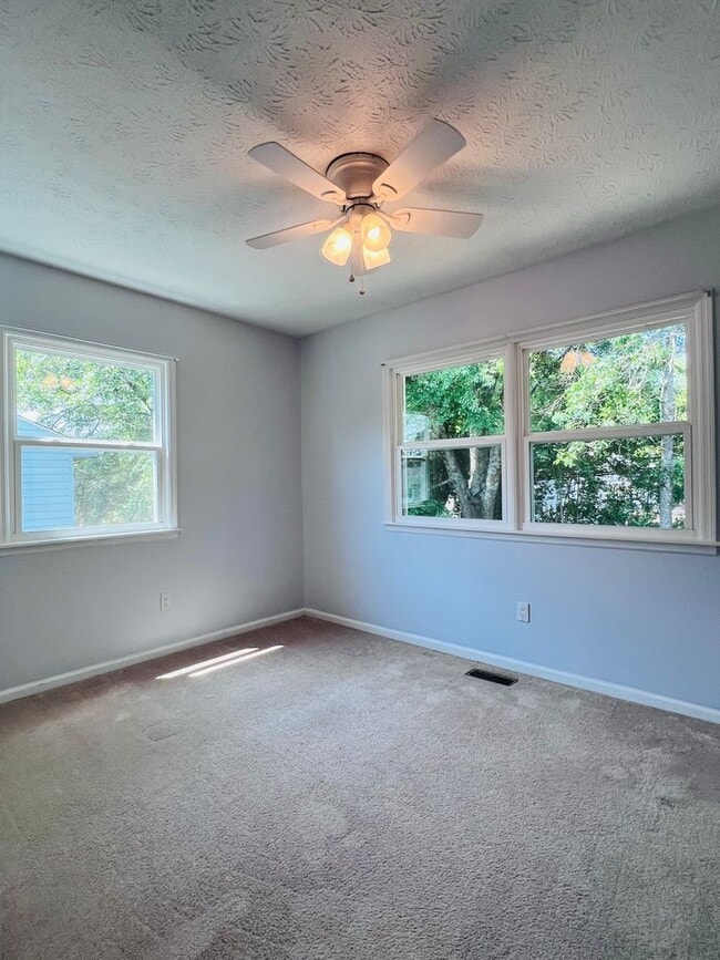 Photo - 3 bed/2 bath Townhome - 2.2 miles from Auburn University!