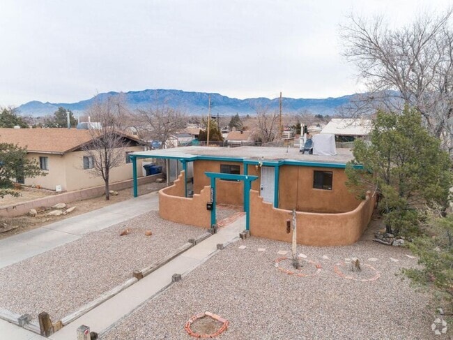 Building Photo - Charming two bedroom home