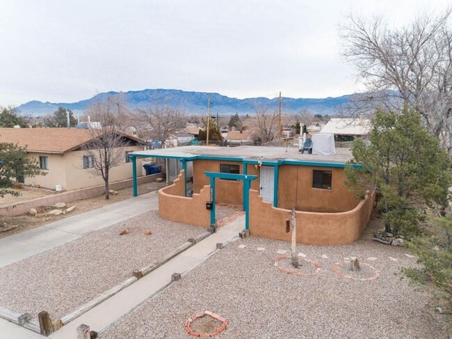 Charming two bedroom home - Charming two bedroom home