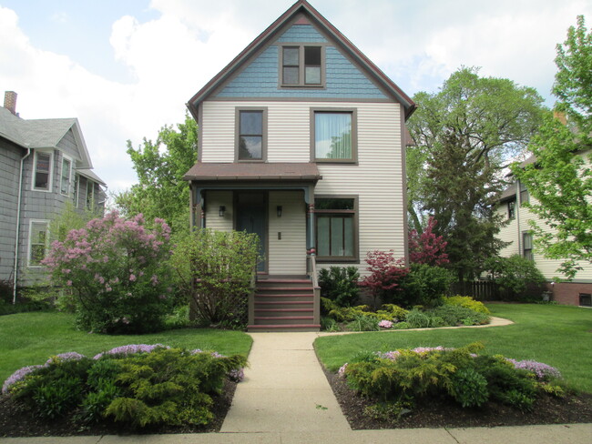 Building Photo - 1307 Washington St Unit Evanston Loft Apartment