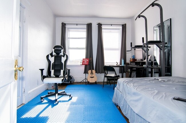 Photo - Great BU two bedroom, high ceilings, great living room Unidad #30