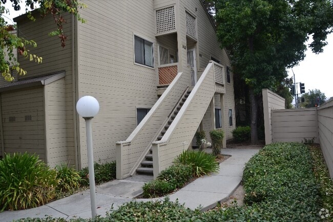 Building Photo - 1420 Foothill Meadows Ct Rental