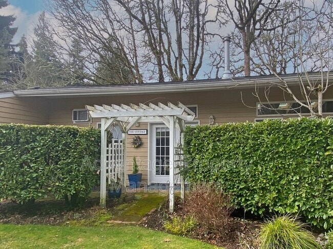 Building Photo - 1720 SW Brooklane Dr Rental