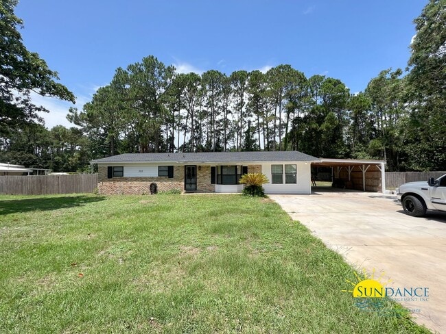 Beautiful 3 bedroom home that is centrally... - Beautiful 3 bedroom home that is centrally...