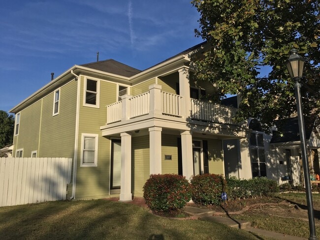 Building Photo - Updated 3BR/2.5ba in Harbor Town with huge fenced in yard w/ fire pit.  One small pet is allowed,...