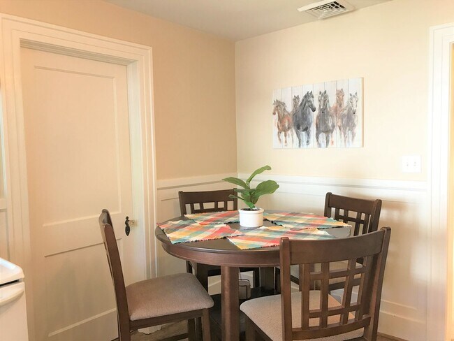 Photo - Windsor St-214 Unidad A Upstairs