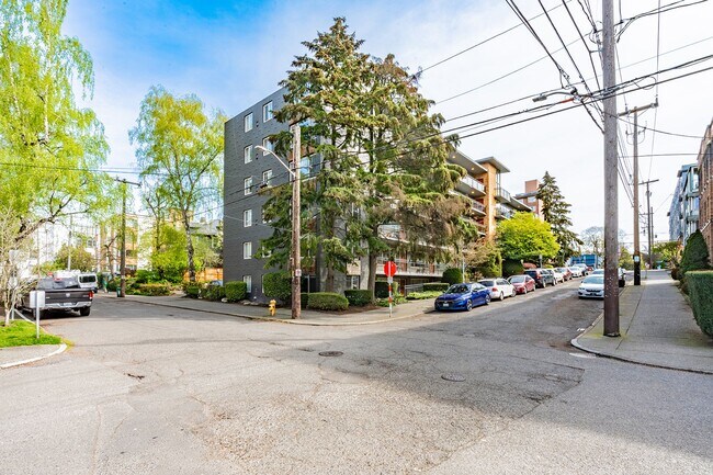 700 E Mercer