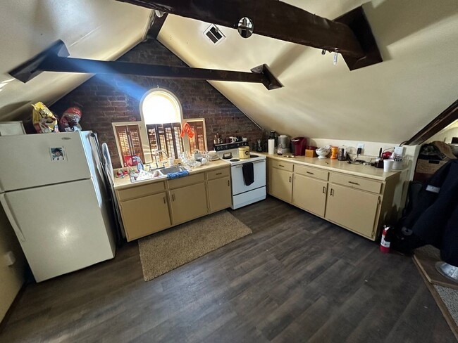 Building Photo - 549 Bridge St Unit 3