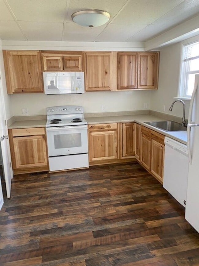 Building Photo - 27 8th Ave W Unit 1