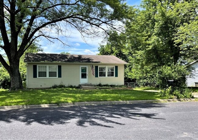 Building Photo - Cute 4 Bedroom Home w/ Hardwood Flooring