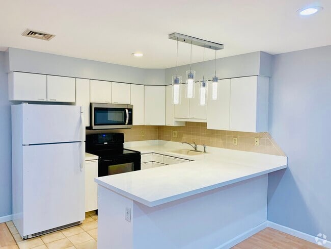 Building Photo - 481 Walker St Unit CONDO APARTMENT FOR RENT