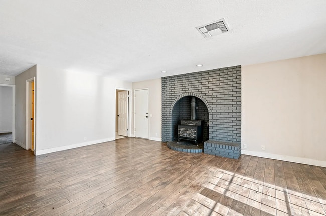 Photo - Beautiful 4 Bedroom Home! Pet Friendly