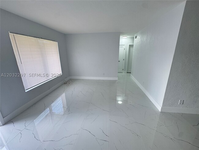 Photo - 1096 NE 157th St