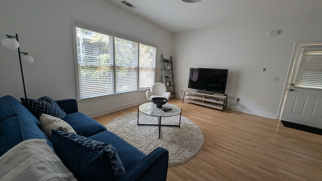 Photo - 560 Morgan St NE Unidad B