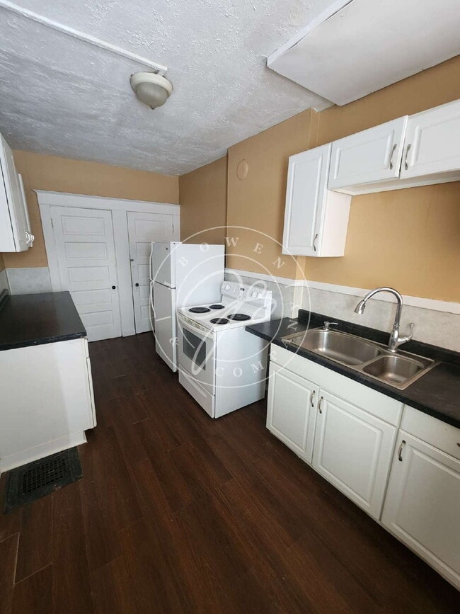 Photo - 2 bed 2 story townhouse! Individual basement! Front and back entrances with porch!