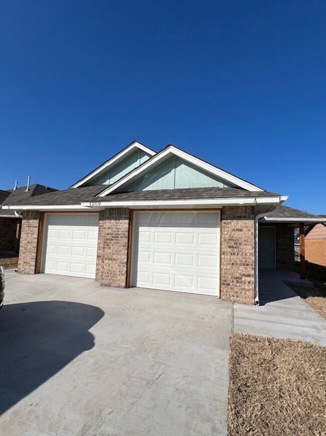 Building Photo - 1209 SW Oklahoma Ave Rental