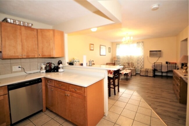Building Photo - 400 Governors Dr Unit 5