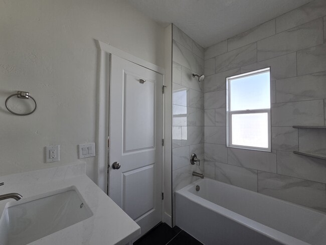Photo - 152 N 200 W St