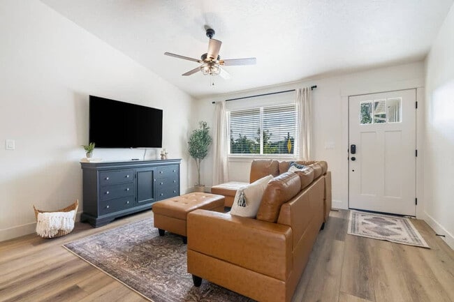 Building Photo - 44 S Sugar Ave Unit ID1460915P