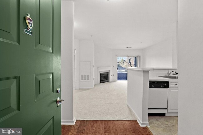 Building Photo - 2204 Westcourt Ln Unit 105