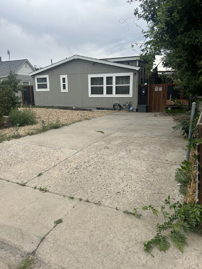 Building Photo - Available Now!
"Spacious 3-Bedroom Retreat... Rental