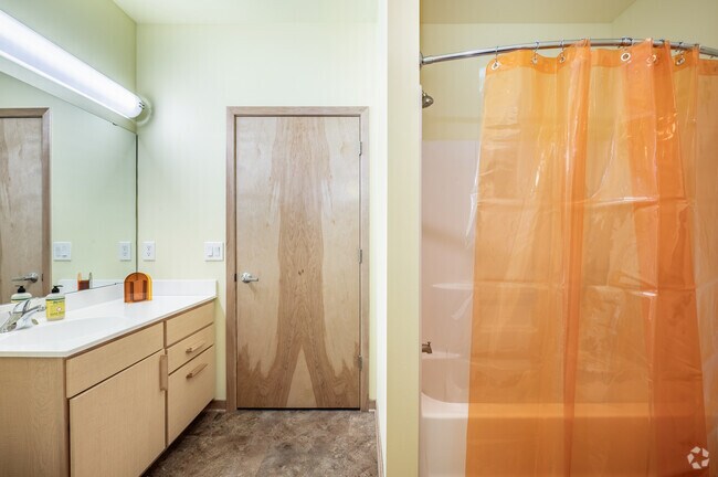 1BR, 1BA - 763SF