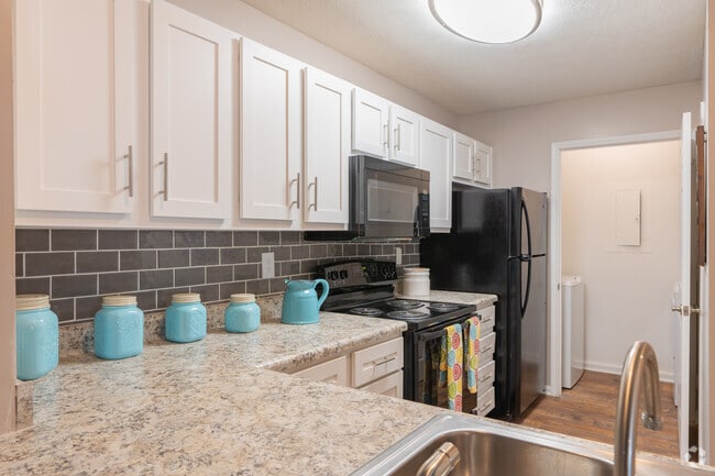 2BR, 2BA - 1142SF