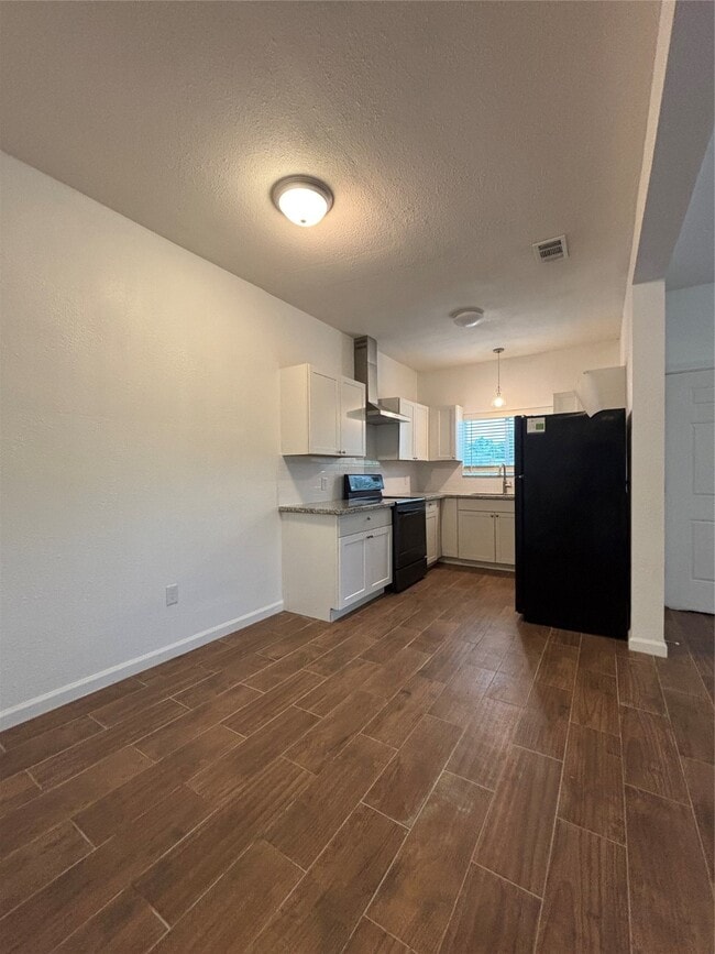 Photo - 9834 Pelsey St