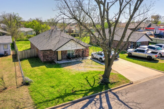 Photo - 4 Bedroom, 4 Bathroom in Shawnee!