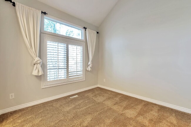 Photo - AVAILABLE NOW — SPACIOUS & BEAUTIFUL Bountiful Meadows Home. 4 BED 3 BATH SIGNLE FAMILY HOME