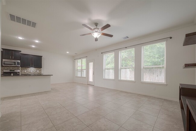 Building Photo - 2261 Oak Cir Dr N