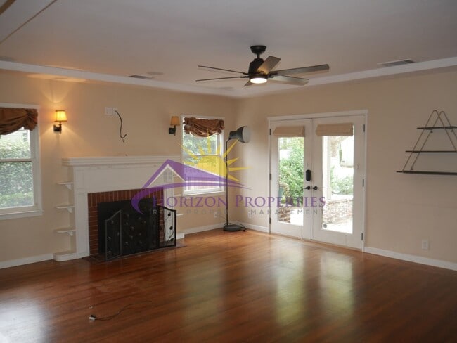 841 Robertson Way