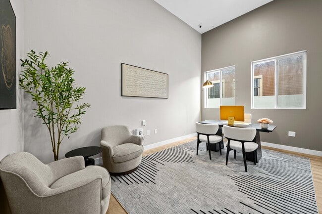 Photo - 4347 Woodlawn Ave Unit 204