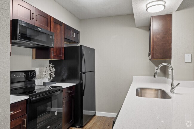 2BR, 2BA - 862SF - Kitchen