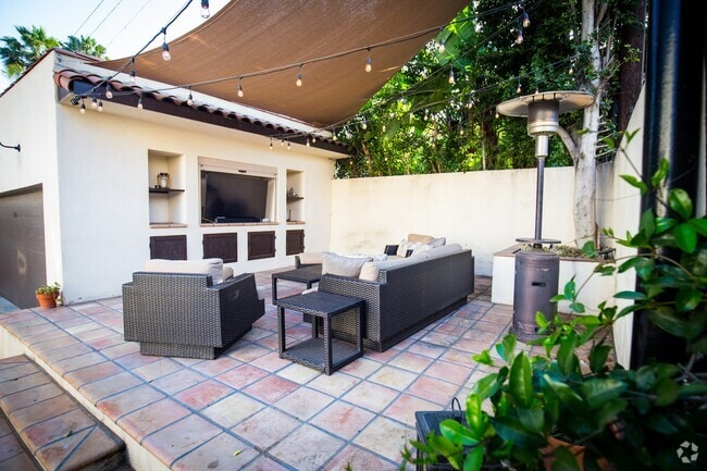 Stunning duplex with no expense spared. - 1327 S Sycamore Ave Rental