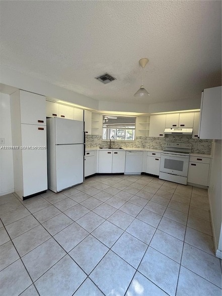 Photo - 665 SE 25th Ln